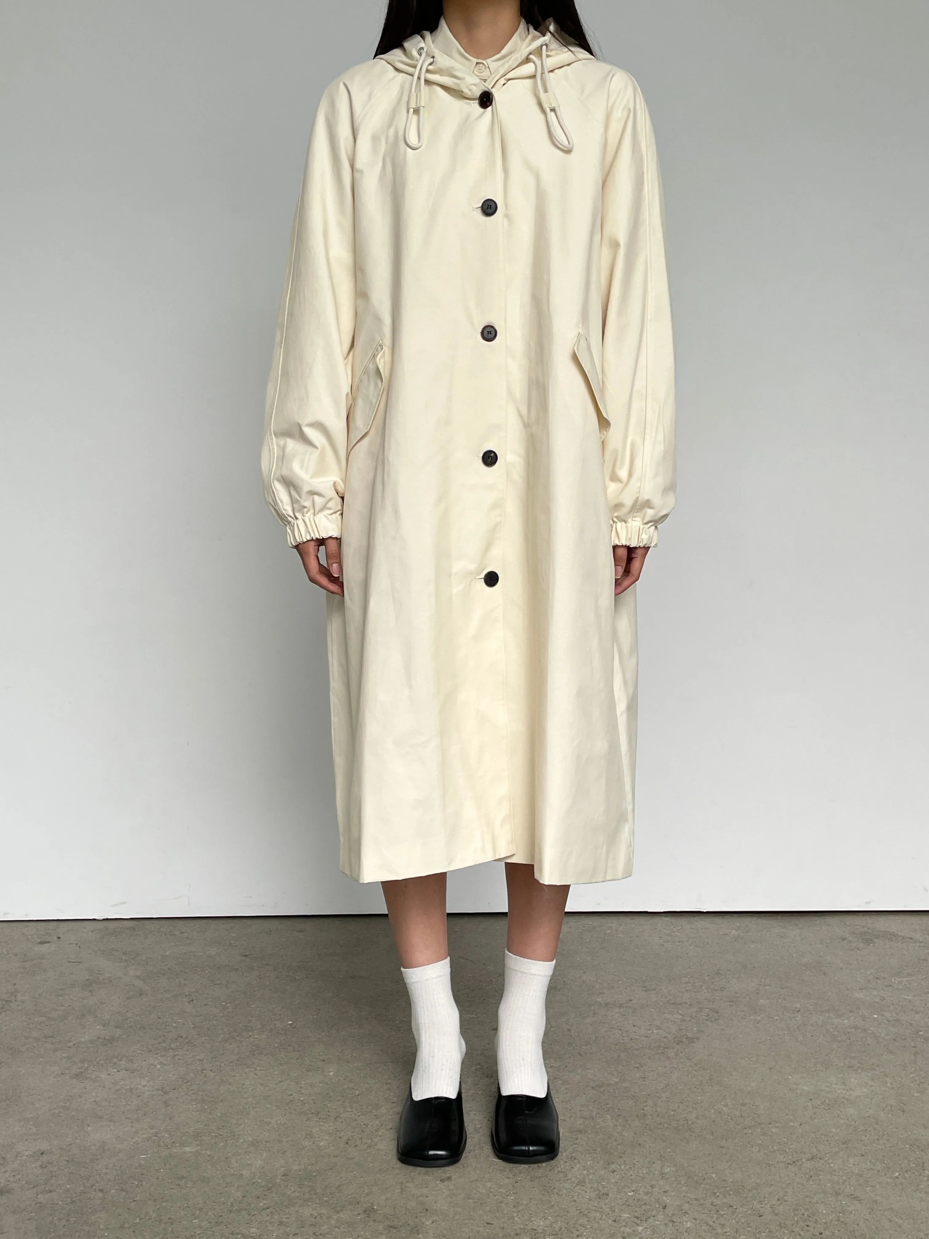 Hooded coat with raglan sleeves