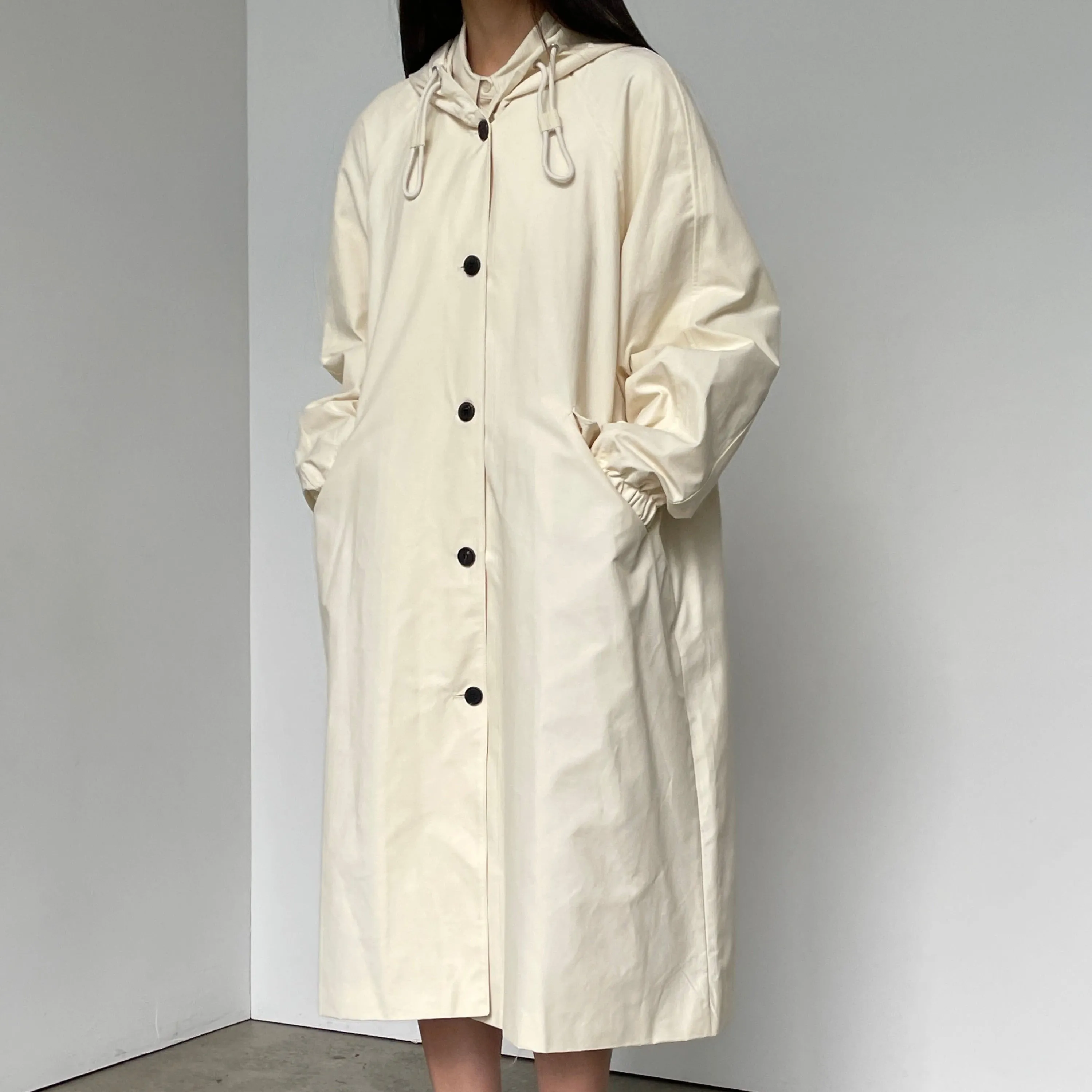 Hooded coat with raglan sleeves